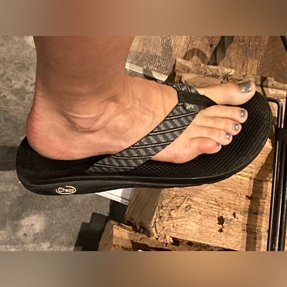 Sz10 MENS Chaco flip flops.